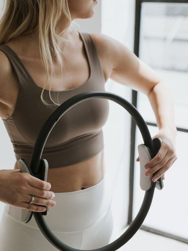 Cser Petra pilates körrel gyakorol