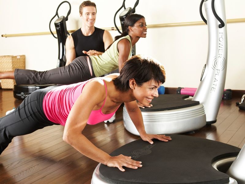 Erősítő gyakorlat a Power Plate platformon